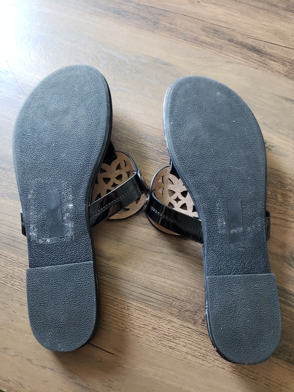Dolce Vita Gotie Black Patent Thong Sandals with Cutout Medallion - Picture 5 of 5